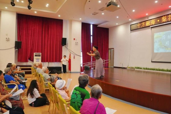 奕道配资 银发奶奶们的“开学第一课”：以歌声致敬教师节